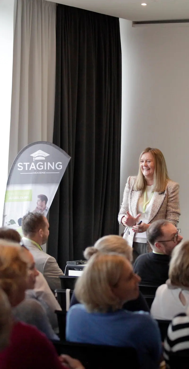 Staging Connect Speakerin