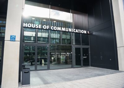 Eingang des House of Communication in München am ersten Eventtag
