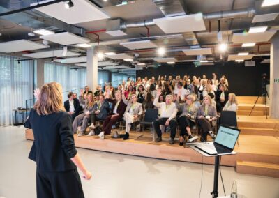 Voller Saal bei der Eröffnung des Staging Community Days