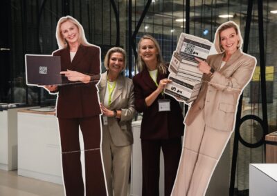 Ausstellerinnen mit lebensgroßen Pappaufstellern von CUBIQZ, Partner der Staging Connect