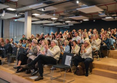 Aufmerksames Publikum im Saal des House of Communication