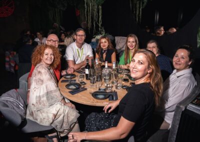 Fröhliche Tischrunde beim Networking-Dinner im Magari