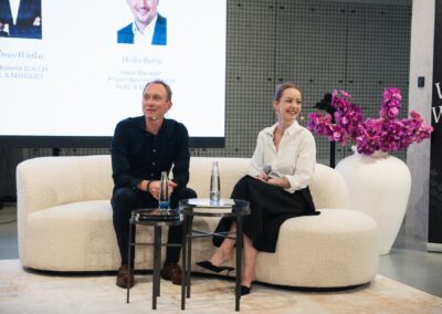 Angelina Dörfler und Stephan Offermann von Noel & Marquet lachend im Bühnengespräch auf dem Sofa