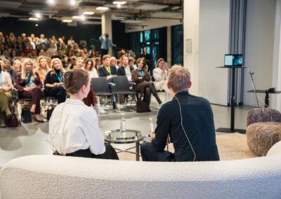Blick von der Bühne in den vollbesetzten Saal