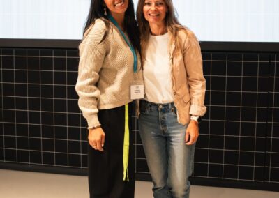 Eva Titze mit einer Teilnehmerin beim Feng-Shui-Workshop
