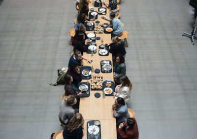 Lange Mittagstafel im Atrium von oben fotografiert