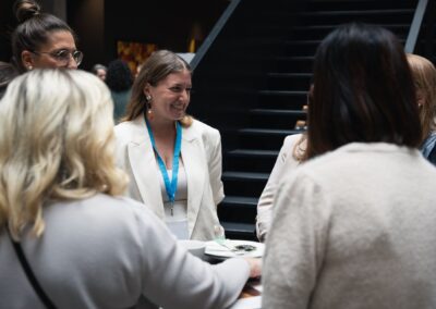 Teilnehmerinnen lachen gemeinsam am Stehtisch