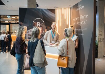 Gespräche am Ausstellerstand von RAUMWERK