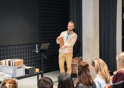Tobias Schädel zeigt im Workshop Custom Furniture ein Holzmuster