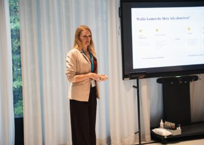 Ann-Katrin Heuer erklärt im Workshop Meta-Werbeanzeigen