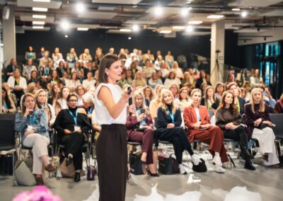 Lena Feuerecker spricht vor vollem Saal über KI