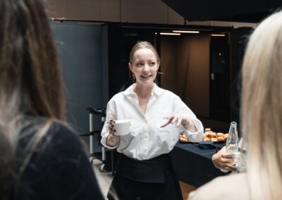 Gut gelaunte Gespräche in der Kaffeepause