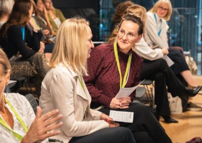 Teilnehmerinnen im Gespräch mit Netzwerk-Bingo-Karten