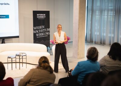 Laura Apel im Vortrag über erfolgreiches Verkaufen