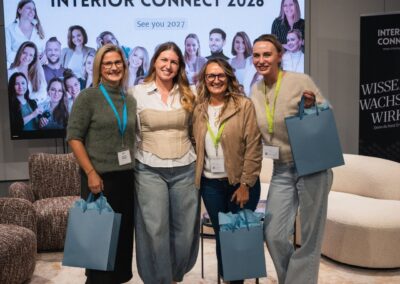 Jacqueline Heneis mit den Gewinnerinnen der Verlosung